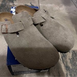 Boston Clog. Taupe. Size 40.
